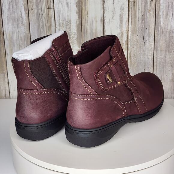 Clarks Women's Carleigh Style Wine Nubuck Ankle Boots - Size 8 W - Picture 4 of 9